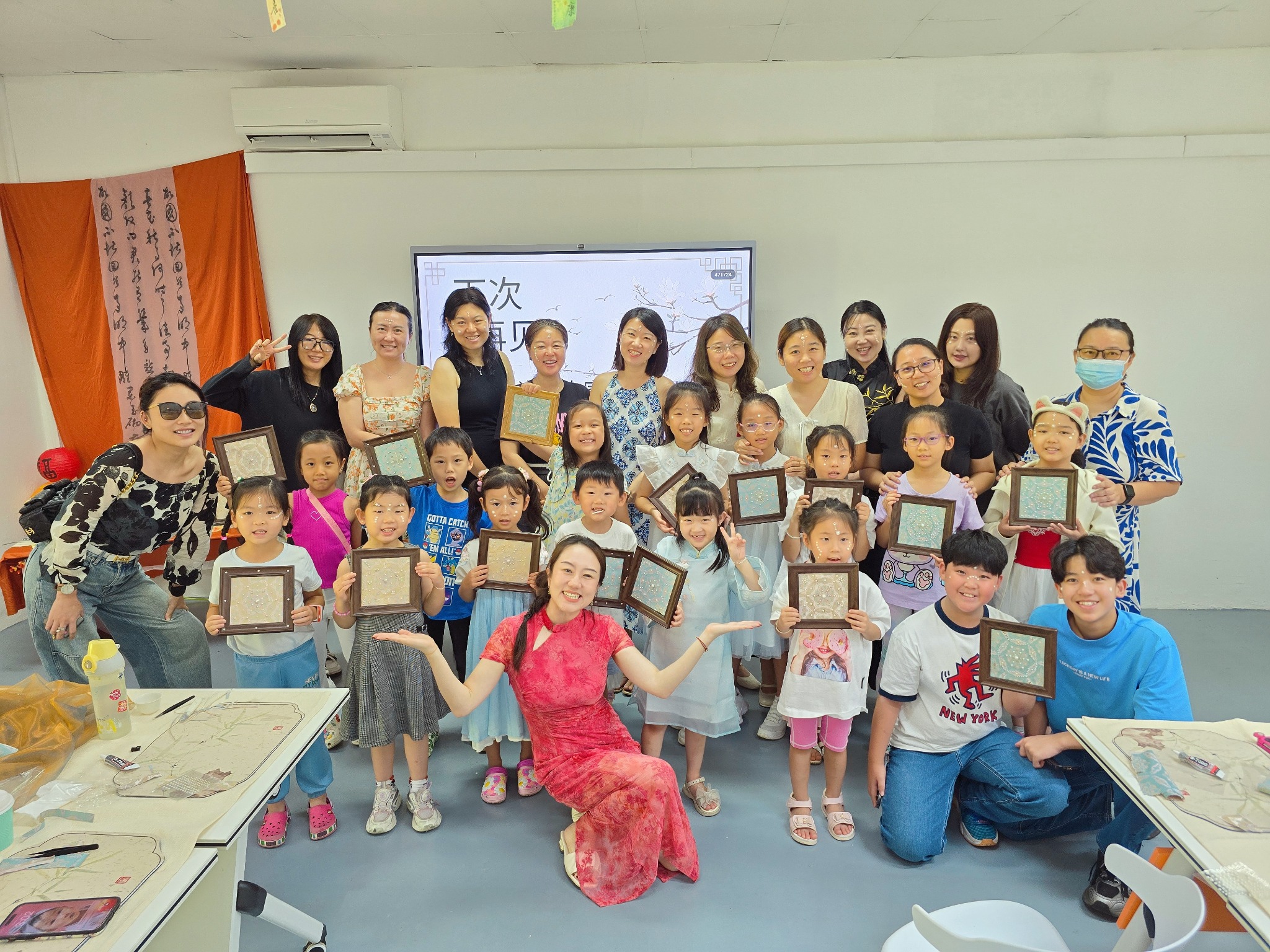 Families presenting their Song brocade and pearl artworks